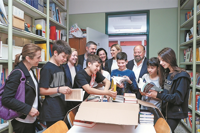 Ενα «πολύτιμο δώρο» για τα σχολεία του Πειραιά