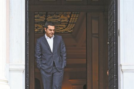 Με την πλάτη στον τοίχοτού… Μαξίμου