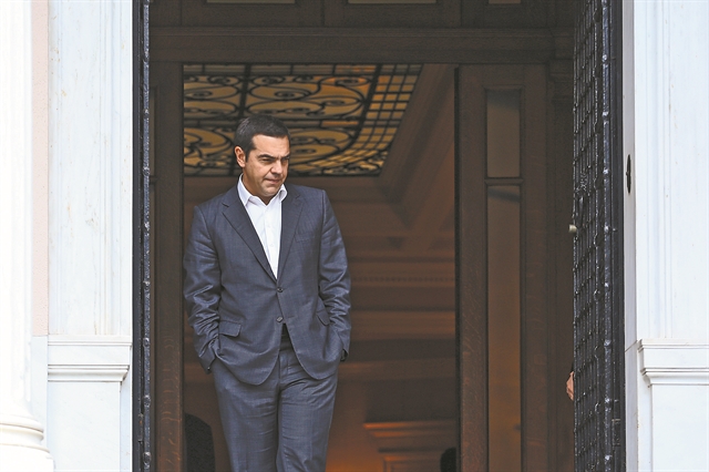 Με την πλάτη στον τοίχοτού… Μαξίμου