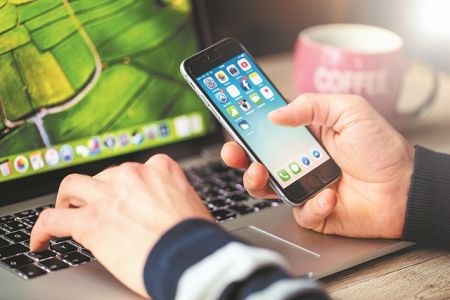 Πώς να υποκλέψετε WhatsApp, Facebook, Skype, Viber