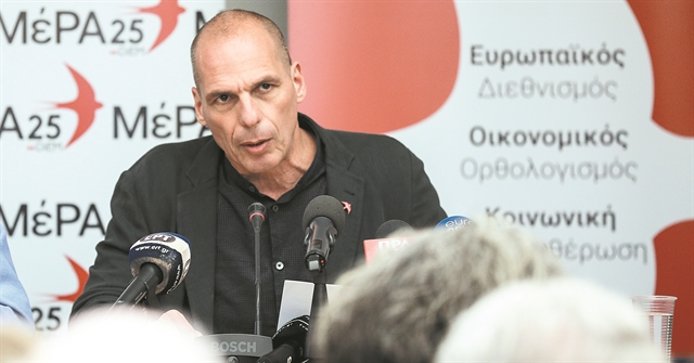 Σφήνα Βαρουφάκη πλαγιοκοπεί Τσίπρα