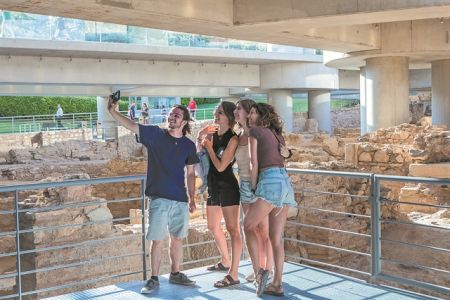 Ενα πρωί σε μια αρχαίαγειτονιά