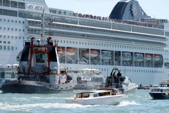 Βενετία: Κρουαζιερόπλοιο συγκρούστηκε με πλοιάριο