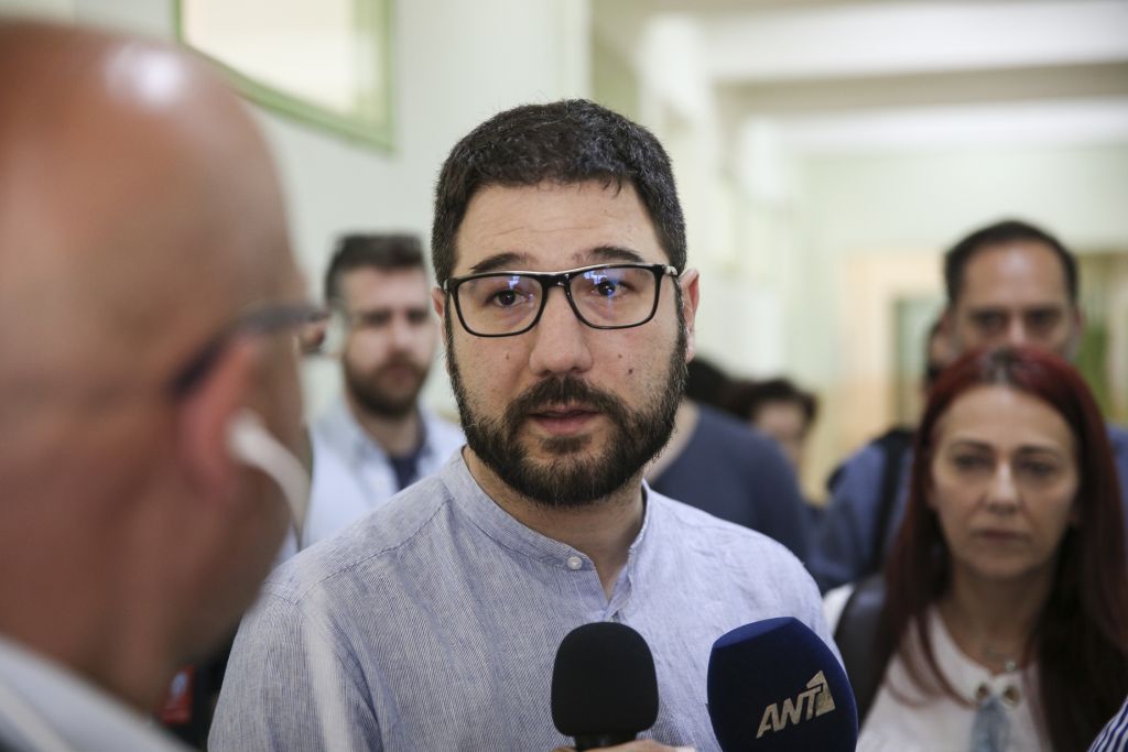 Χέρι-χέρι με ένα κοριτσάκι ψήφισε ο Ηλιόπουλος