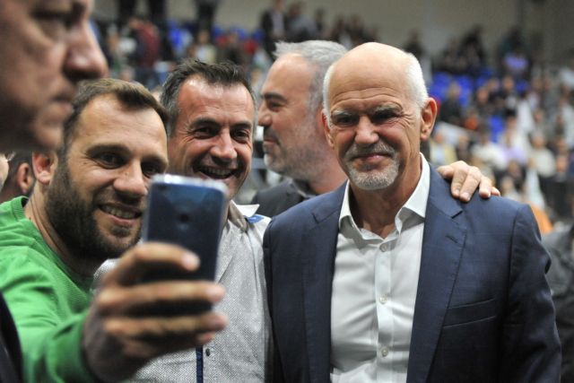 Νέα γκάφα Παπανδρέου : Εψαχνε στυλό για να ψηφίσει