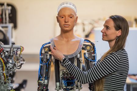 Το πρώτο στον κόσμο ρομπότ που θα κάνει έκθεση ζωγραφικής