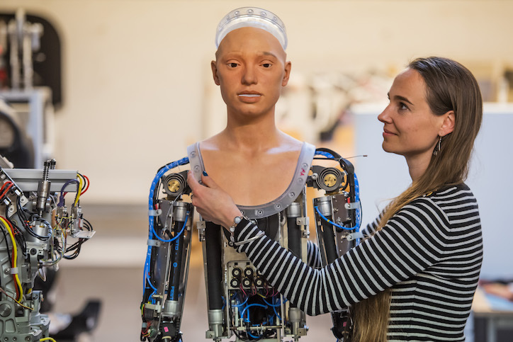 Το πρώτο στον κόσμο ρομπότ που θα κάνει έκθεση ζωγραφικής