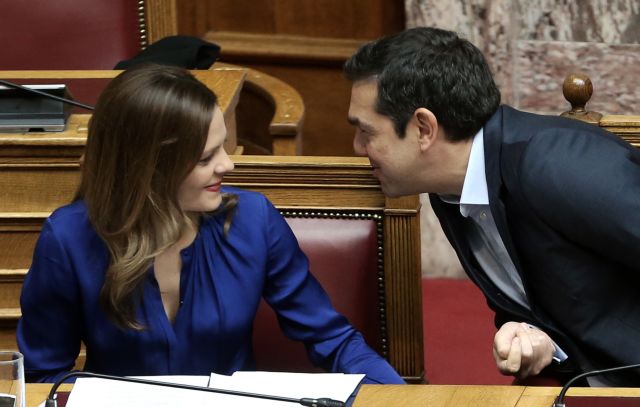 Οσα δεν φθάνει η κυβέρνηση τα κάνει επικοινωνιακά παιχνίδια