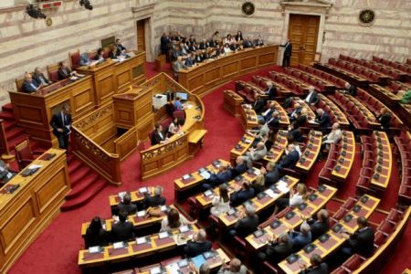 «Παιχνίδια» του Μαξίμου με προεκλογικές νομοθετικές διευθετήσεις – Θύελλα αντιδράσεων