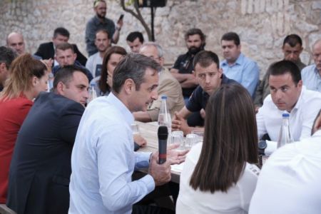 Mitsotakis scraps rallies, opts for topical discussion with small groups