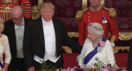 Μπάκινγχαμ: Ο Τραμπ έσπασε το πρωτόκολλο αγγίζοντας τη Βασίλισσα
