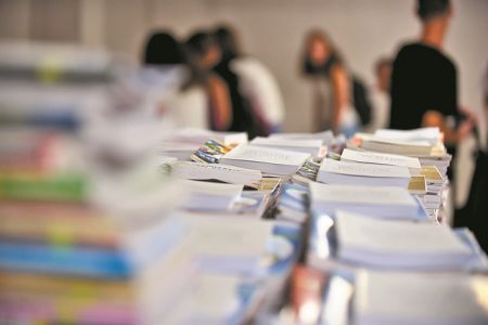 Γκάφα με «κομμένο» βιβλίο Μαθηματικών