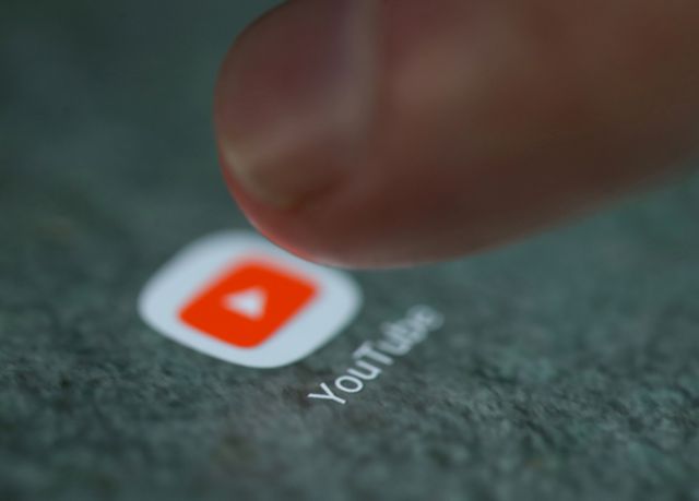 Το YouTube απαγορεύει βίντεο που προωθούν το μίσος και τις διακρίσεις