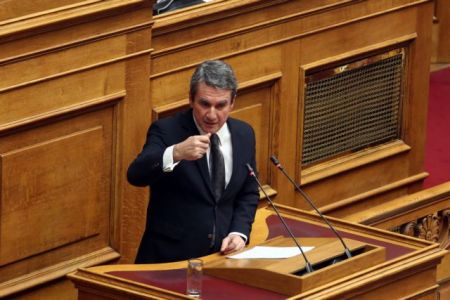 Λοβέρδος: Εξω από το Σύνταγμα όσα γίνονται από την κυβέρνηση