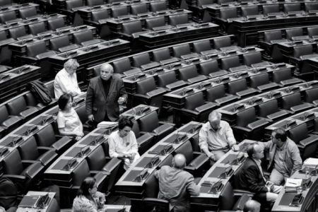Βουλή: Ψηφίστηκε το αφορολόγητο – Κλείνει για τις εκλογές