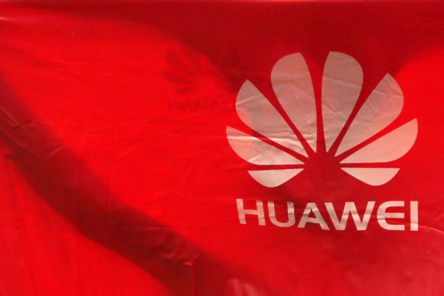 Νέο πλήγμα για Huawei: Το Facebook της απαγορεύει την προεγκατάσταση των εφαρμογών του