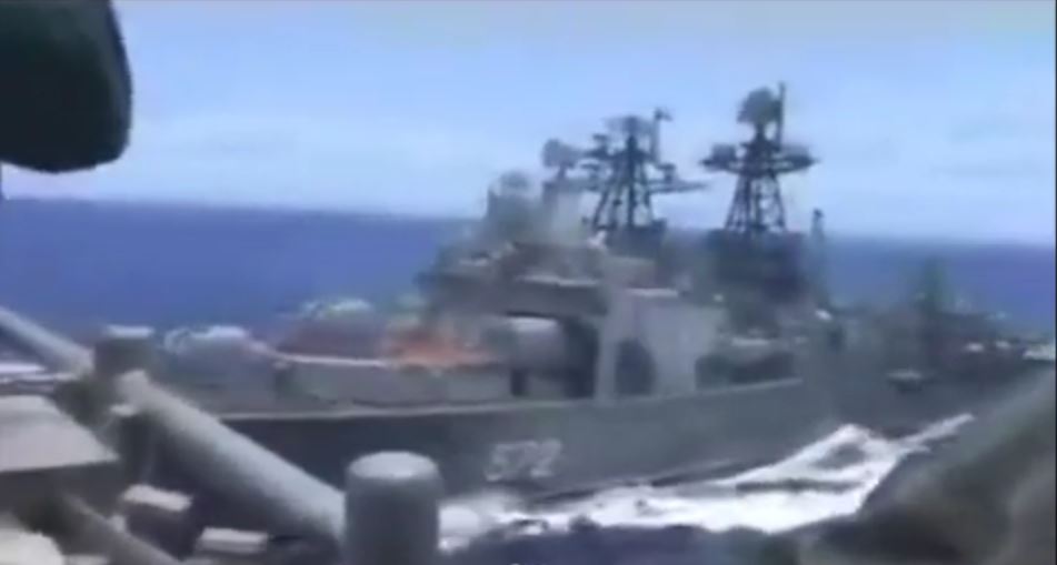 Παρολίγο σύγκρουση ρωσικού αντιτορπιλικού-αμερικανικού καταδρομικού (βίντεο)