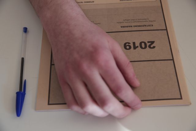 Δεν έδωσαν πανελλαδικές γιατί δεν τους έδωσαν άδεια οι εργοδότες τους