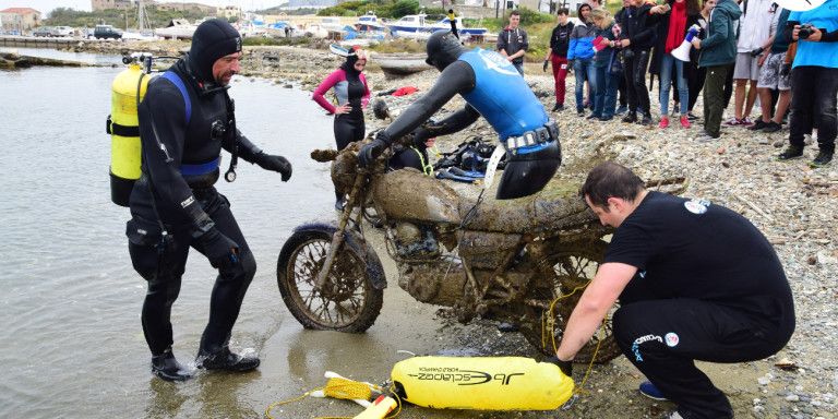Î£Î¿Îº! Î”ÎµÎ¯Ï„Îµ Ï„Î¹ Î­Î²Î³Î±Î»Î±Î½ Î±Ï€ÏŒ Ï„Î· Î¸Î¬Î»Î±ÏƒÏƒÎ± | tovima.gr