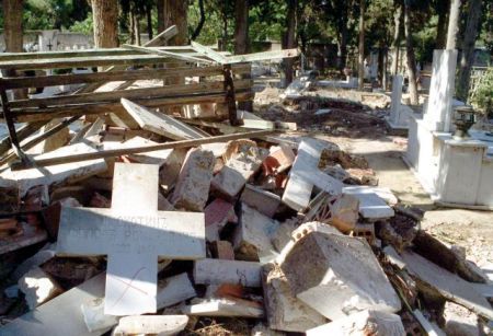 Ντροπή στο νεκτροταφείο Σχιστού : Υπολείμματα εκταφών στα σκουπίδια