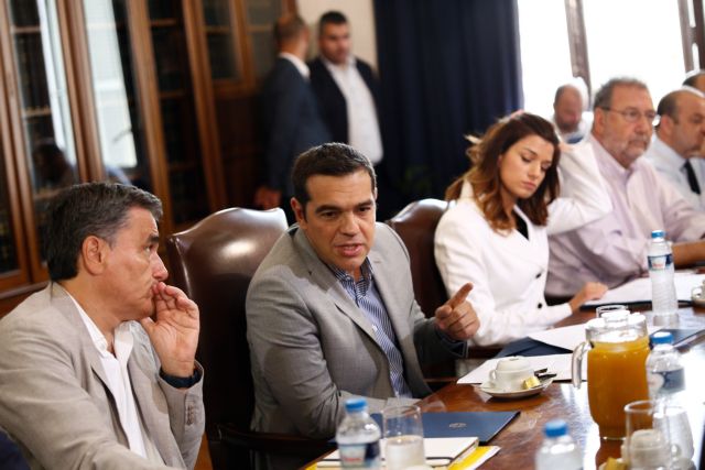 The Times: Ράλι δαπανών από την κυβέρνηση ώστε να αποτραπεί η ήττα στις εκλογές