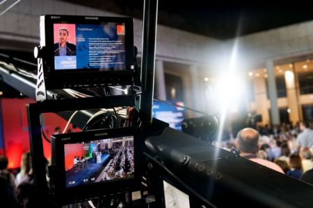 Αυξήσεις μισθών, προσλήψεις και γάμος ομόφυλων ζευγαριών υποσχέθηκε ο ΣΥΡΙΖΑ