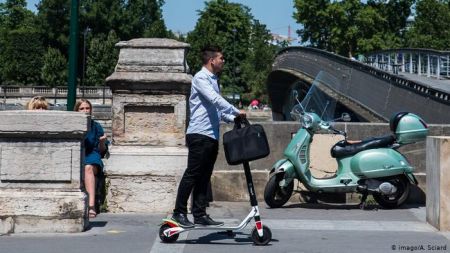 Γαλλία: Πρώτο δυστύχημα με ηλεκτρικό πατίνι στο Παρίσι