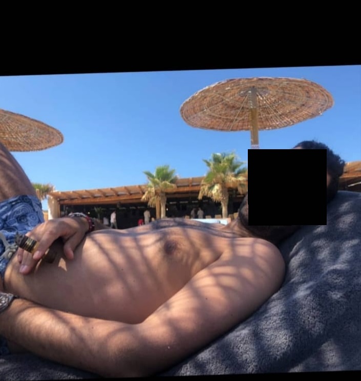 Αξιωματικός της ΕΛΑΣ αφού δεν τα κατάφερε με τον «Ρουβίκωνα» χαλαρώνει με πούρα Αβάνας στη Μύκονο