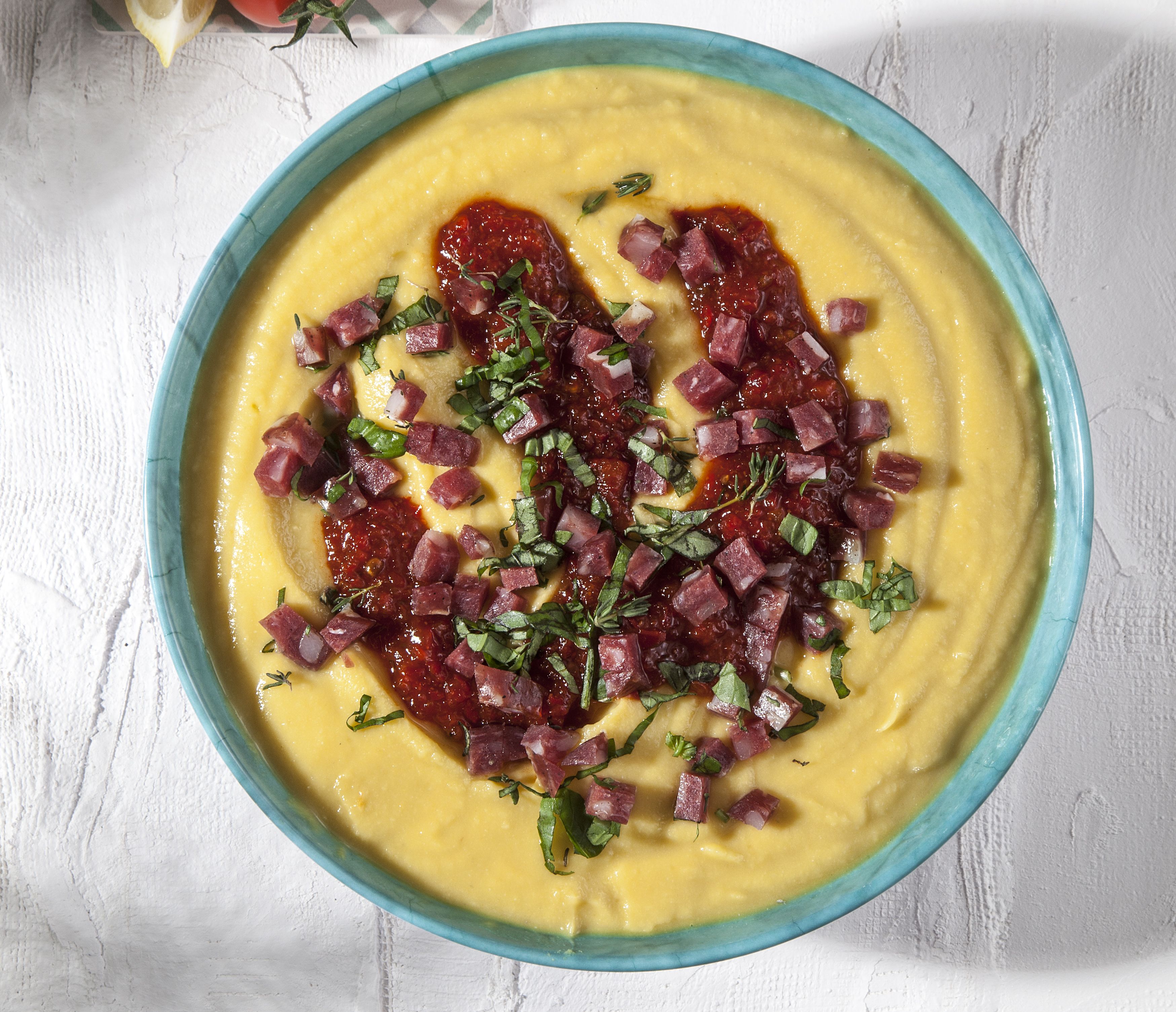 Φάβα με αλμυρή «μαρμελάδα» ντομάτας και σαλάμι Λευκάδος