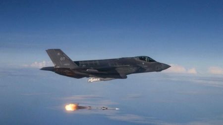 Τραμπ:  Δίνει αεροπλάνα και στρατιώτες στην Πολωνία