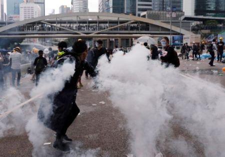 Χονγκ Κονγκ: Αστυνομία – διαδηλωτές συγκρούστηκαν έξω  από το κοινοβούλιο