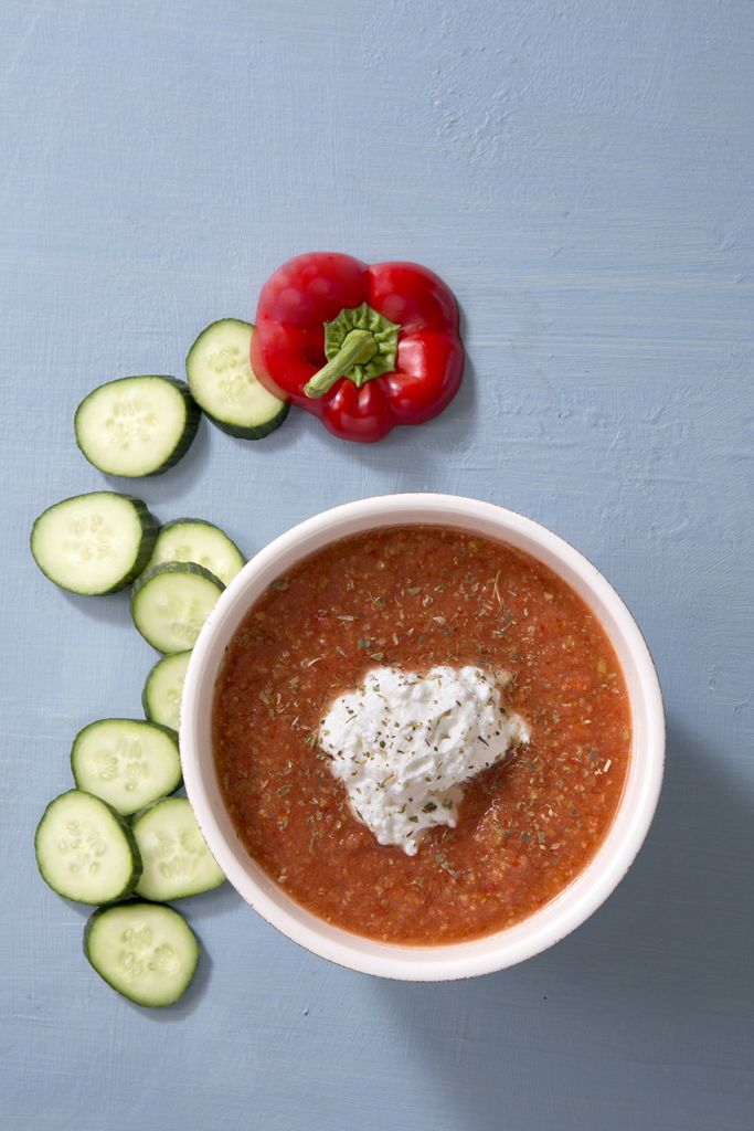 Κρύα σούπα χωριάτικης σαλάτας με μους ξινομυζήθρας