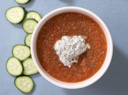 Κρύα σούπα χωριάτικης σαλάτας με μους ξινομυζήθρας