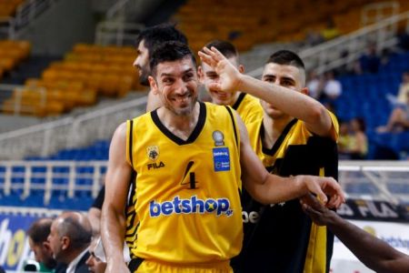 Ο αγέραστος Ξανθόπουλος ξεκόλλησε την ΑΕΚ