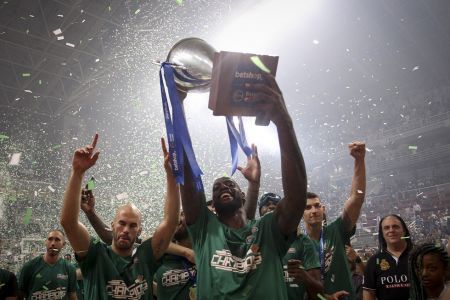 Η απονομή του τροπαίου στον πρωταθλητή Παναθηναϊκό