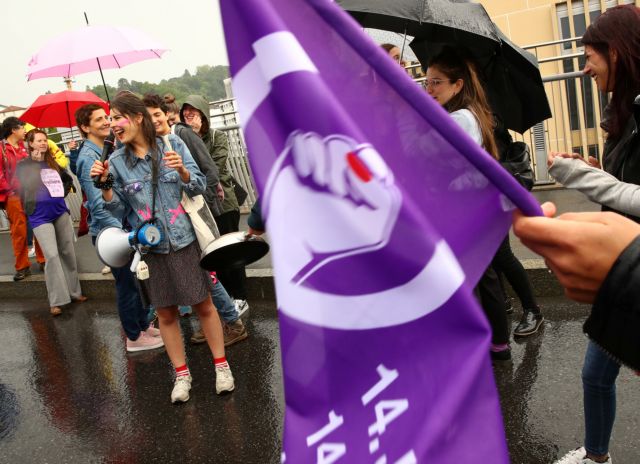 Ελβετία: Στα μωβ σήμερα οι γυναίκες – Γιατί απεργούν, τι ζητούν