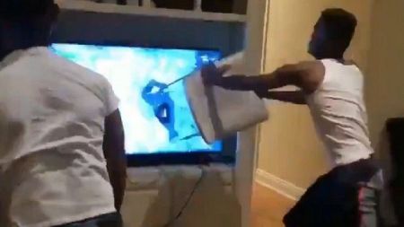 Τελικοί NBA : Οπαδός των Γουόριορς εκτός εαυτού διέλυσε τα πάντα