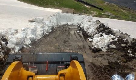 Πίνδος: Εκχιονιστικά, εν μέσω θέρους, στα ορεινά βοσκοτόπια!
