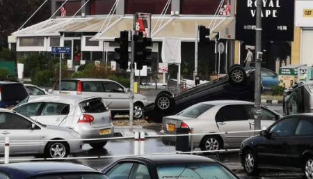 Ανεμοστρόβιλος αναποδογύρισε αυτοκίνητα στην Κύπρο