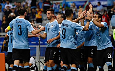 Ουρουγουάη για… φίλημα, σκόρπισε το Εκουαδόρ