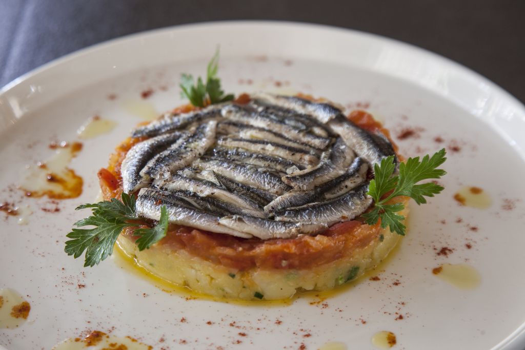 Δροσερή τάρτα με πατάτα ντομάτα και γαύρο