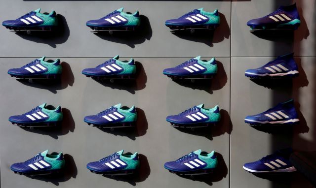 H Adidas Î­Ï‡Î±ÏƒÎµ Ï„Î·Î½ Î±Ï€Î¿ÎºÎ»ÎµÎ¹ÏƒÏ„Î¹ÎºÏŒÏ„Î·Ï„Î± Ï„Ï‰Î½ Ï„ÏÎ¹ÏŽÎ½ Î³ÏÎ±Î¼Î¼ÏŽÎ½ ÏƒÏ„Î·Î½ Î•Î• | tovima.gr