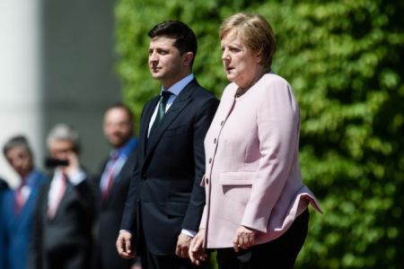 Ανησυχία για την υγεία της Μέρκελ : Ειδικοί εξηγούν το ξαφνικό τρέμουλο