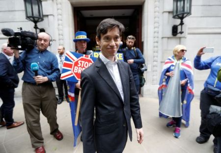 Βρετανία: Εκτός κούρσας για τη διαδοχή Μέι ο Ρόρι Στιούαρτ