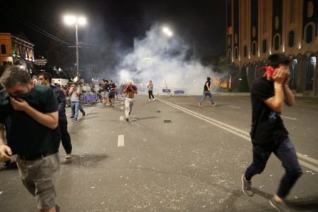 Γεωργία: Διαδηλωτές προσπάθησαν να εισβάλλουν στο κοινοβούλιο