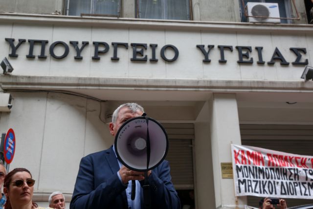 ΠΟΕΔΗΝ κατά Πολάκη: Ανανεώνει τη θητεία 42 διοικητών νοσοκομείων