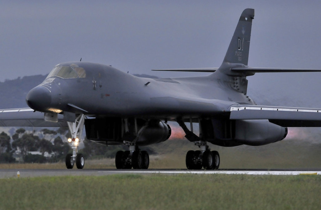 Τραμπ: Προσγειώνει τα αμερικανικά βομβαρδιστικά