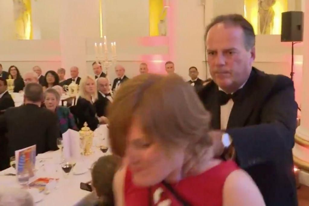 Βρετανία: Υφυπουργός έπιασε από το λαιμό διαδηλώτρια της Greenpeace