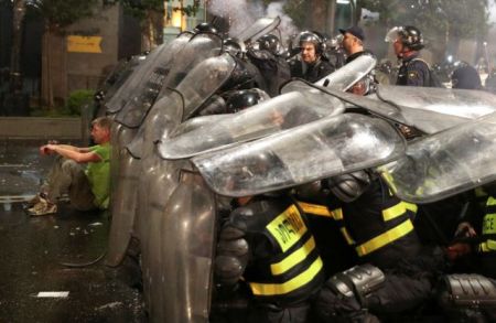 Γεωργία: Αγριες συγκρούσεις μεταξύ αστυνομικών και διαδηλωτών