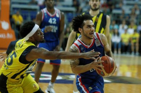 Δεν αρκούσε ο Σλούκας, η Εφές εκθρόνισε Φενέρ και Ομπράντοβιτς